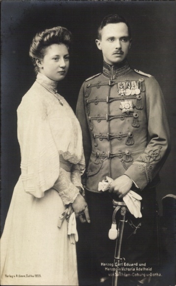 Postcard Duke Carl Eduard of Saxe Coburg Gotha, Duchess Victoria Adelheid, standing portrait