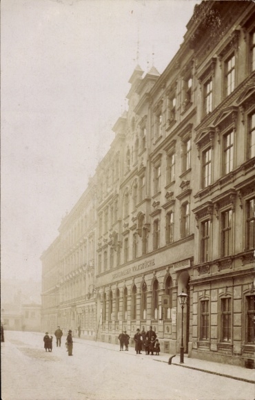Photo Postcard Vienna 15 Rudolfsheim Fünfhaus Austria, Friesgasse 9, Volksküche, caretaker family Bilek