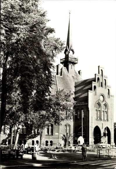 Ak Nauen im Havelland, Rathaus   Architektur, Bäume im Vordergrund
