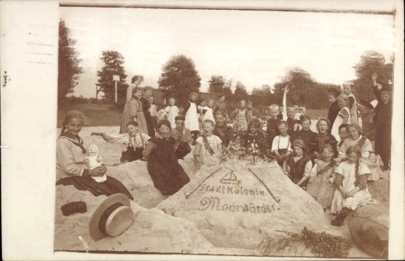 Photo Postcard Hamburg Wilhelmsburg Moorwerder Moorwärder, Municipal Colony, Children's Group, Sandcastle