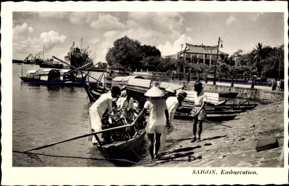 Ak Ho Chi Minh Stadt Saigon Vietnam,  Embarcation, Boote am Ufer, Menschen beim Einsteigen