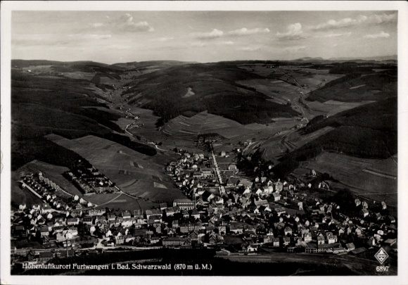 Ak Furtwangen im Schwarzwald, Luftaufnahme, Landschaft, Kurort, Schwarzwald, 870 m ü.M.