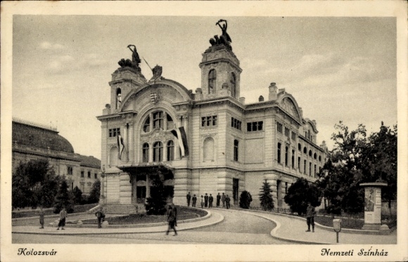 Ak Cluj Napoca Klausenburg Kolozsvar Roemenië, Nemzeti Színház, architectuur, mensen op de St.