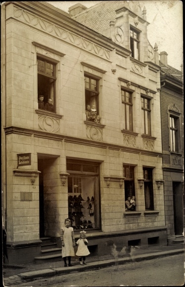 Foto Ak München, Wohnhaus, Schuhmacher-Geschäft, Schaufenster, Anwohner, Kinder, Hund