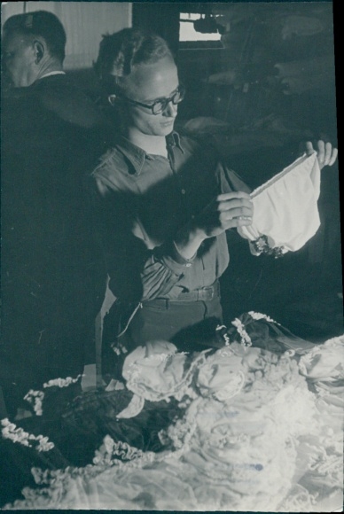 Photo Berlin West 1954, sewing, inspection of underpants
