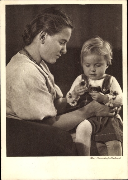 Postcard mother with child, Deutsches Frauenwerk, Reichsmutterdienst