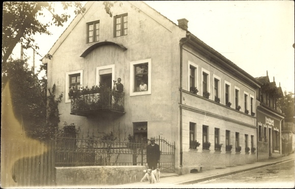 Zdjęcie KP Dachau w Górnej Bawarii, budynek mieszkalny, mieszkańcy, mężczyzna z psami