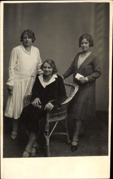 Photo Postcard Three women, hairstyle, dresses