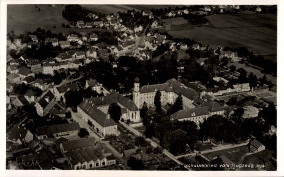 Ak Bad Schussenried in Oberschwaben, Luftaufnahme, Kloster, Häuser, Landschaft, Stadtansicht