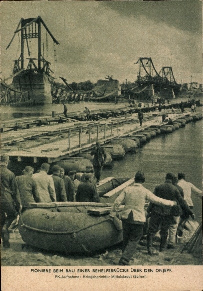 Ak Deutsche Wehrmacht, Pioniere beim Bau einer Behelfsbrücke über den Dniepr