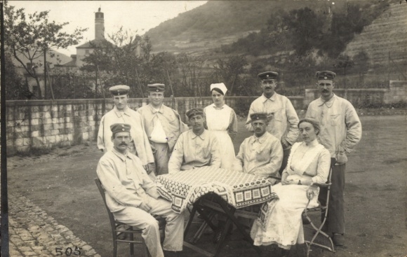 Foto Ak Neustadt an der Haardt Neustadt an der Weinstraße, Soldaten im Lazarett, Hilfspersonal