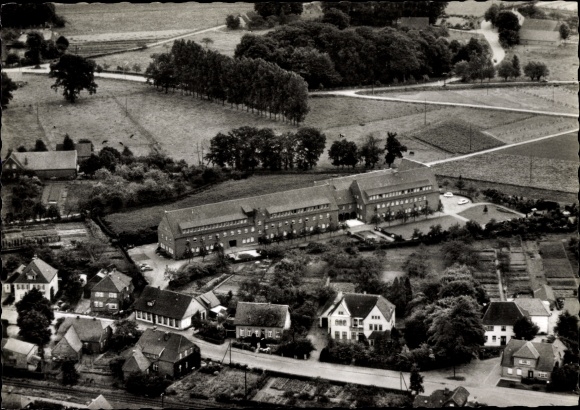 Ak Neuenkirchen Vörden, luchtfoto, zicht op een langwerpig bakstenen gebouw
