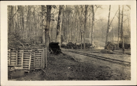 Foto Ak Frankreich, Waldpartie, Fuhrwerk, Bahnschiene