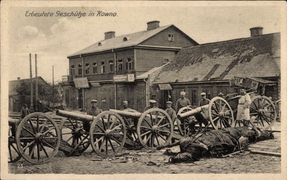 Postcard Kaunas Kowno Kauen Lithuania, captured guns, German soldiers, dead horse, 1st World War