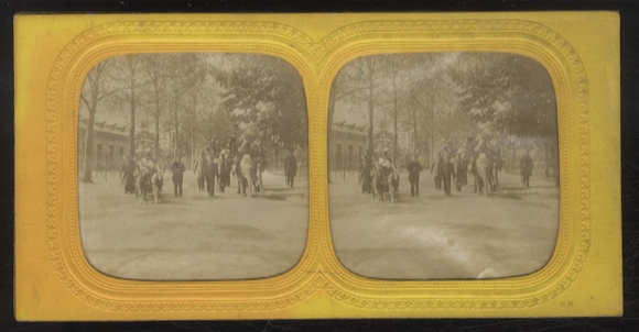 Stereo Foto, Halt gegen das Licht, Straßenbild mit Reitern, Spaziergängern, Ziegenkarre, um 1900