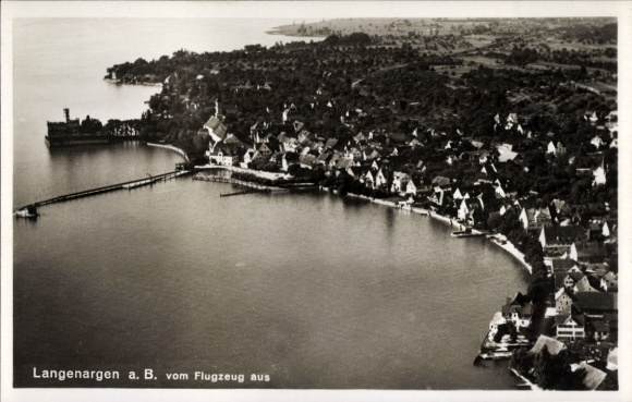 Ak Langenargen am Bodensee, Luftaufnahme von Langenargen, Bodenseelandschaft, Schiffe im Wasser, 