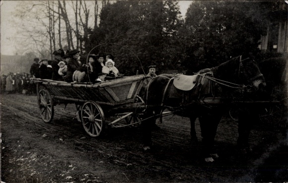 Photo Postcard Heimsbrunn Elsass Haut Rhin, refugees in a horse-drawn carriage, 1st World War