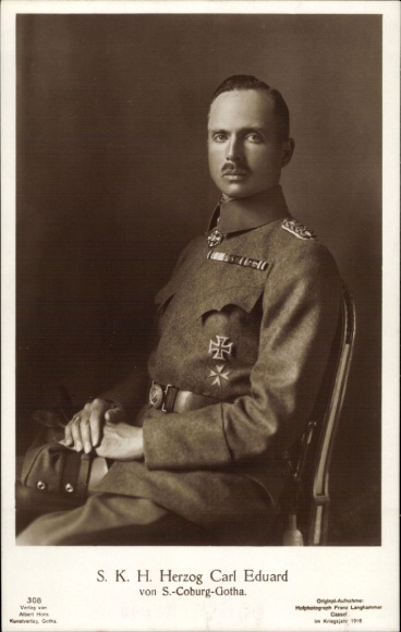 Postcard Duke Carl Eduard of Saxe Coburg Gotha, seated portrait, uniform