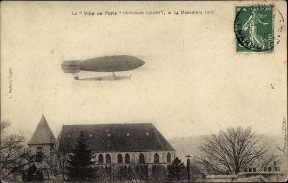 Ak Lagny sur Marne Seine et Marne, Ville de Paris, Seitenansicht der Kirche, Luftschiff, Zeppelin