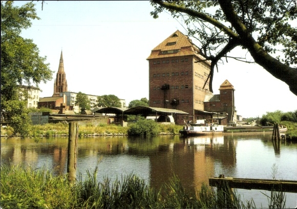 Ak Demmin in West-Pommeren, uitzicht over de haven, Bartholomäuskirche, water, gebouwen