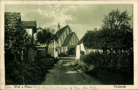 Ak Wiek op Rügen, dorpsstraat, oude gebouwen, kerktoren, boom, landschap