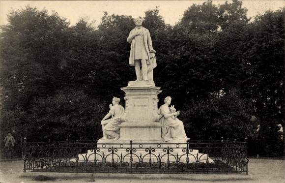 Postcard Giessen Gießen an der Lahn Hesse, Liebig Monument, statue, surrounded by sculptures, parklands...