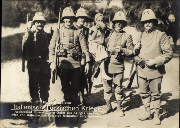 Postcard Italian-Turkish War, Italian soldiers with an Arab child