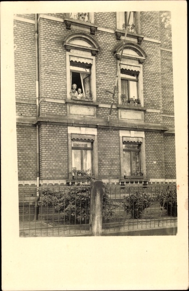 foto Ak Dresden Löbtau, woongebouw Reisewitzer Straße 48, bewoners bij het raam
