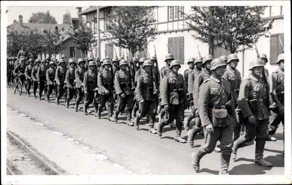 Foto Ak Grafenwöhr in der Oberpfalz Bayern, Truppenübungsplatz, Wehrmachtssoldaten auf dem Marsch