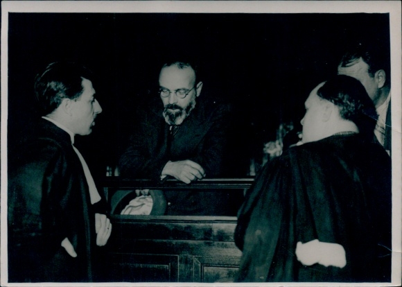 Photo Assises d'Aix en Provence, Mauguer conversant with son Avocat
