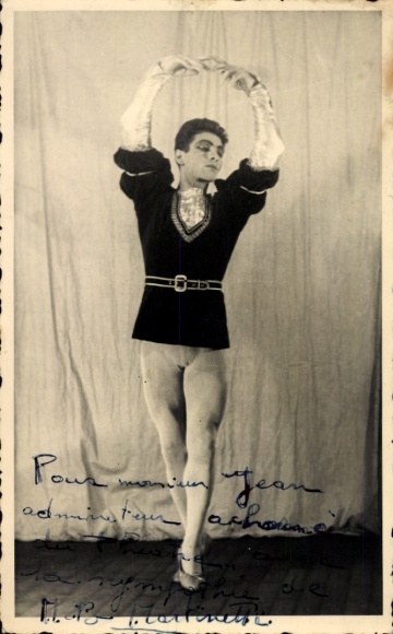 Photo portrait of a dancer, costume, pose, autograph