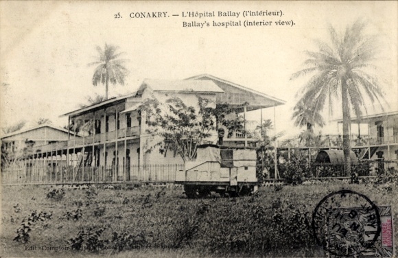 Ak Conakry Guinea, Hôpital Ballay, gebouw, tropische planten, interieur