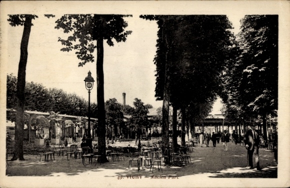 Ak Vichy Allier,  Park mit Bäumen, Stühlen, Spaziergängern, Laterne