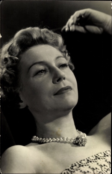 Postcard actress Leny Marenbach, pearl necklace