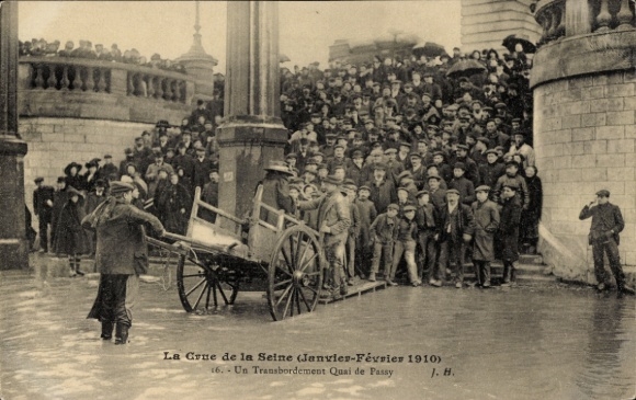 Ak Parijs, Boulevard Saint Germain, overstroming op de Seine, menigte, kruiwagen, januari-februari