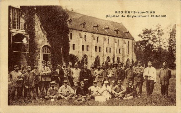 Ak Asnières sur Oise Val d'Oise, Royaumont Hospital, Versehrte auf der Wiese mit Pfarrer