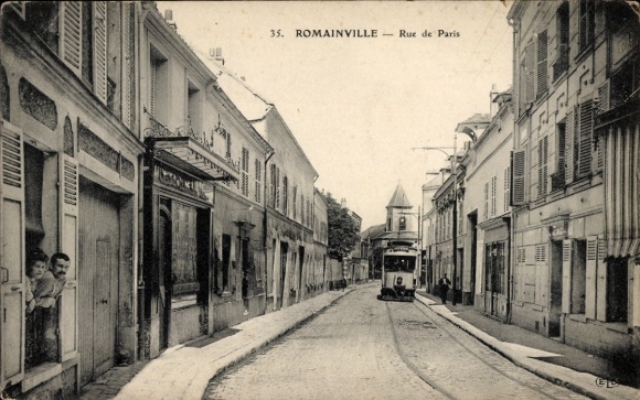 Postcard Romainville Seine Saint Denis, street with tram, old architecture, children in the window
