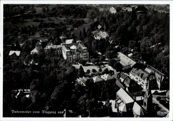 Ak Badenweiler im Schwarzwald, Luftaufnahme von  viele Bäume, Gebäude sichtbar