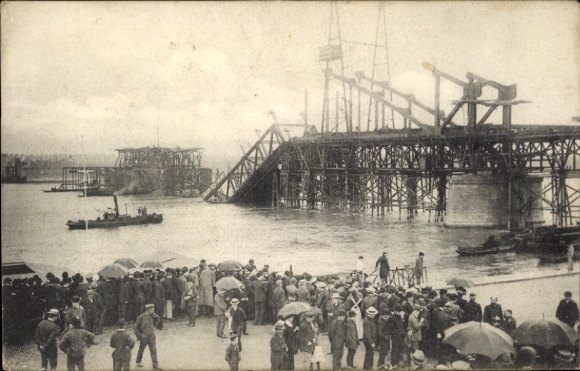 Postcard Cologne on the Rhine, collapsed South Bridge, onlookers