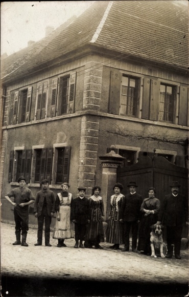 Photo Postcard Bobingen in Swabia, people and St. Bernard dogs in front of a residential building