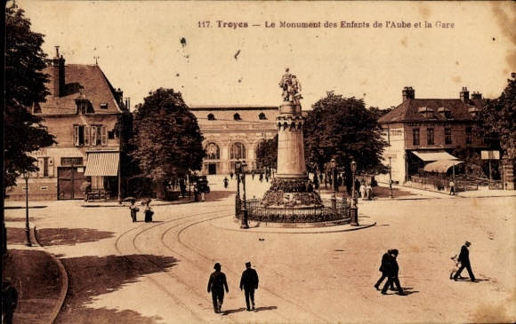Ak Troyes Aube, monument voor de kinderen van Aube en het treinstation