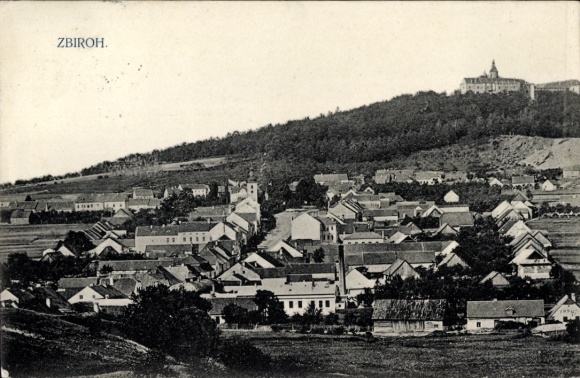 Ak Zbiroh Sbirow Region Pilsen, Stadtansicht von  Berge im Hintergrund, Architektur sichtbar