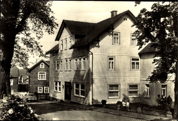Ak Gehlberg Suhl in Thüringen, Haus mit Fenstern, Bäume, Straße, Auto, blauer Himmel