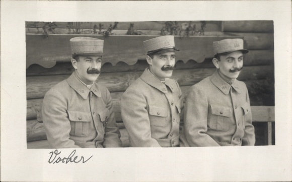 Foto Ak Kriegsgefangenenlager Frankfurt/Oder, drei französische Soldaten in Uniform, 1. WK