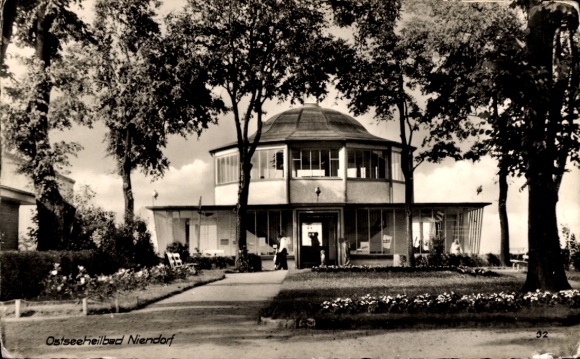 Ak Ostseebad Niendorf Timmendorfer Strand, Ostseeheilbad, runder Pavillon, Bäume, Blumenbeete, Fu