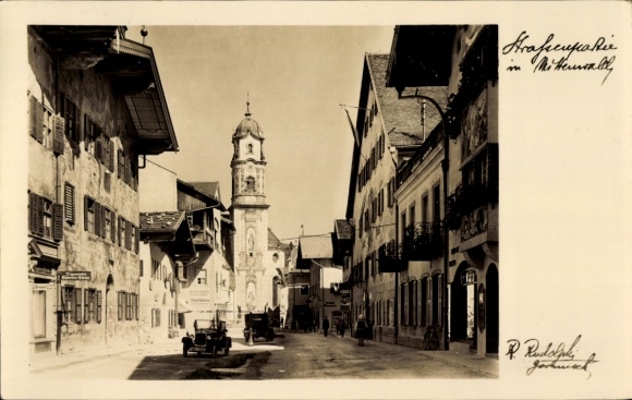 Ak Mittenwald in Oberbayern, Stadtansicht, alter Kirchturm,  Autos