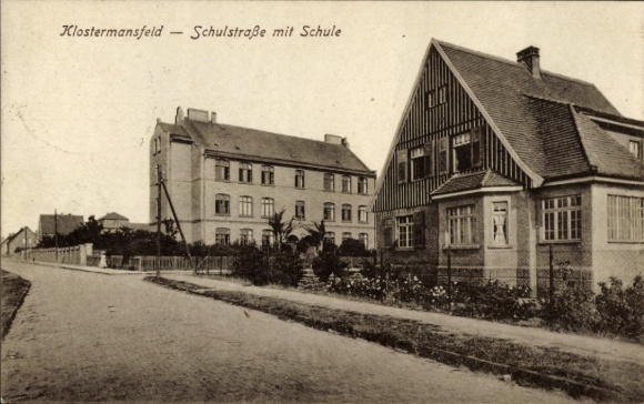 Postcard Klostermansfeld in Saxony-Anhalt, front view of Schulstraße, school, buildings, path