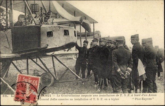 CPA 1914, Généralissime inspecte une installation de TSF à bord d'un Avion, General Joffre