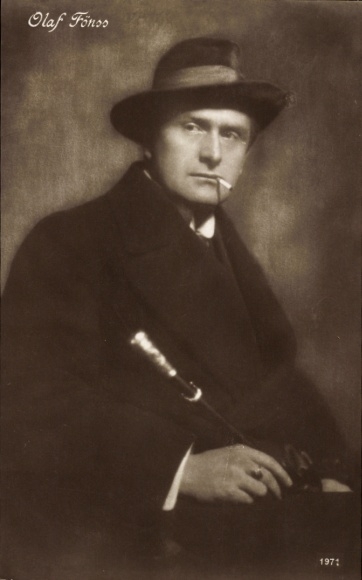 Postcard actor Olaf Fönss, portrait in coat, hat and walking stick, smoking