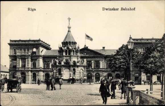 Postcard Riga Latvia, view of the Dvinsk railway station, street side, passers-by